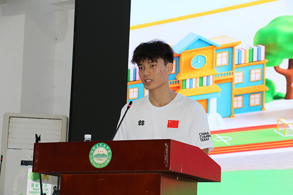国家攀岩队走进海南白沙，与当地学子共上体育思政课