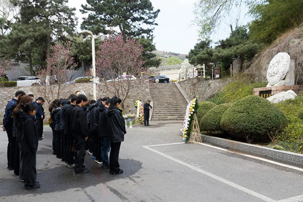缅怀登山英雄，传承登山精神：登山中心举行2026年清明节祭扫活动