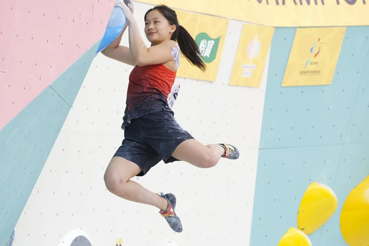攀岩亚青赛中国队包揽U17女子攀石金银铜牌